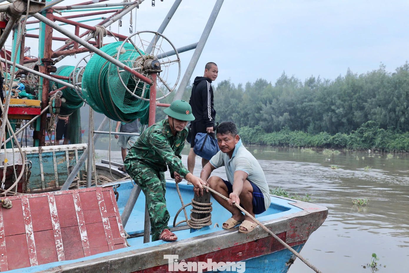 Chiến sỹ BĐBP đồn Cửa Lân giúp ngư dân chằng buộc phương tiện phòng chống bão số 3. Chiến sỹ BĐBP đồn Cửa Lân giúp ngư dân chằng buộc phương tiện phòng chống bão số 3.