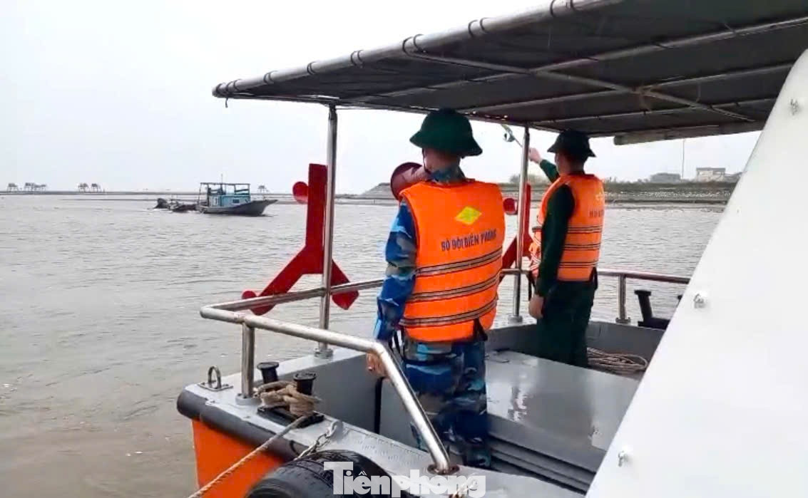 Cán bộ, chiến sỹ BĐBP đồn Cửa Lân sử dụng cano, loa kêu gọi, kiểm đếm, sắp xếp và hướng dẫn các tàu, thuyền vào nơi tránh, trú an toàn. Cán bộ, chiến sỹ BĐBP đồn Cửa Lân sử dụng cano, loa kêu gọi, kiểm đếm, sắp xếp và hướng dẫn các tàu, thuyền vào nơi tránh, trú an toàn.