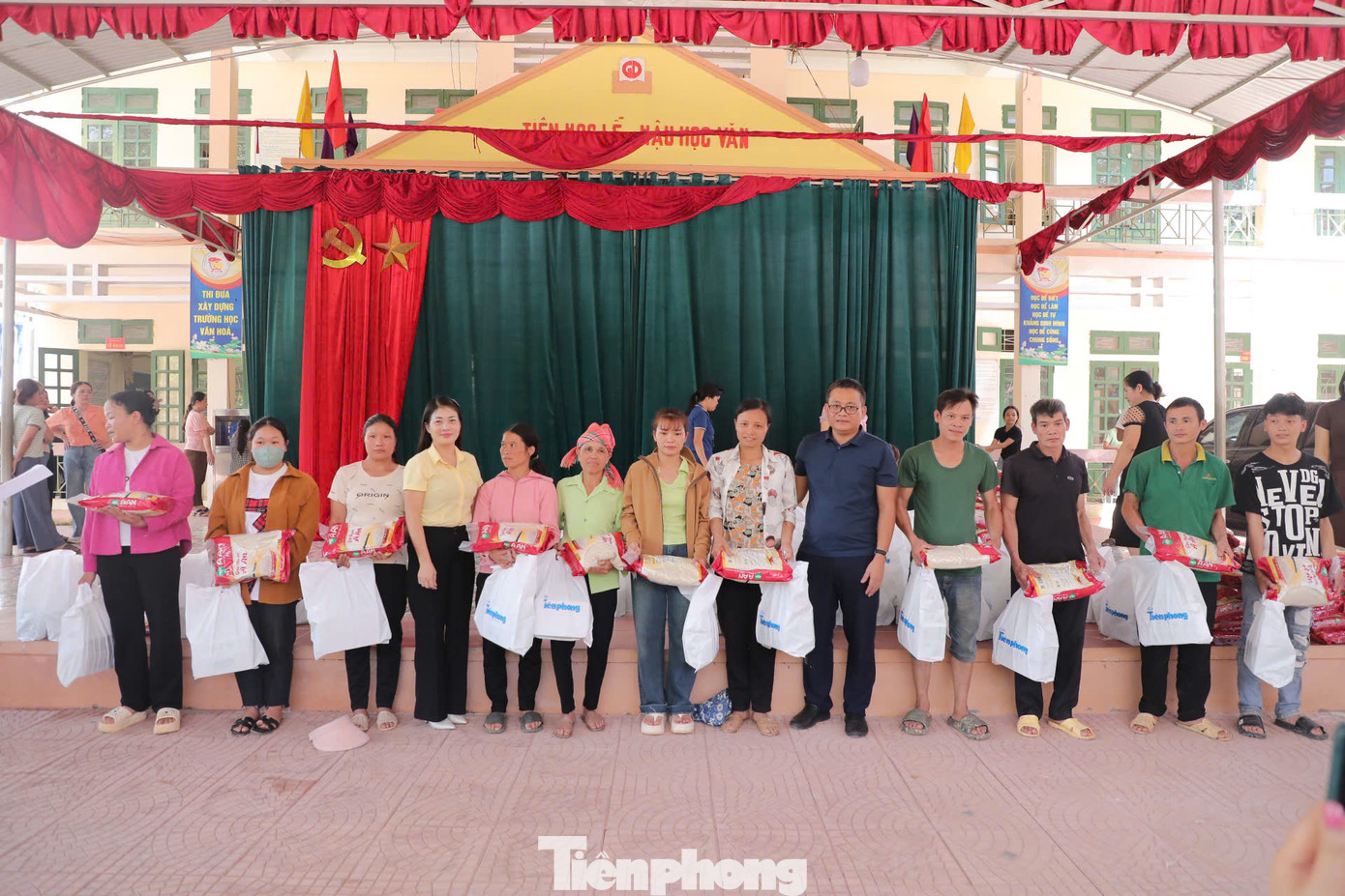 150 suất quà được trao tận tay tới các gia đình có hoàn cảnh khó khăn.