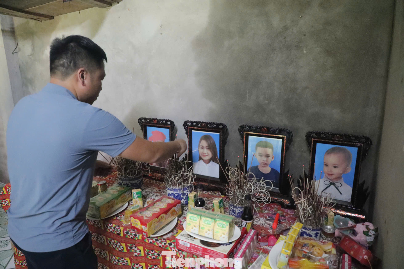 Đoàn thiện nguyện báo Tiền Phong thắp hương 4 nạn nhân tử vong.