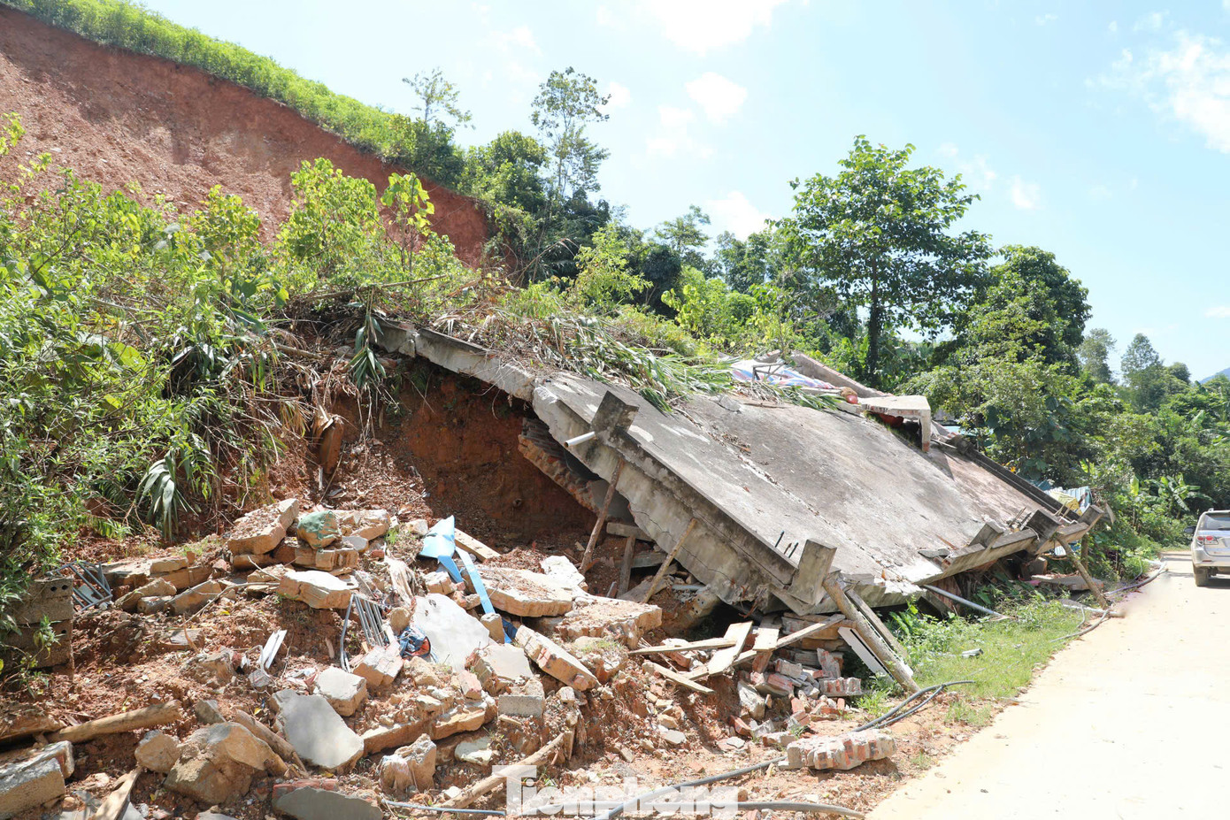 Rạng sáng 8/9, đất đá từ vạt đồi trồng sắn cao hơn 10 m sạt xuống ngôi nhà của ông Xa Văn Nộm, 51 tuổi. Ông Nộm nằm ở phòng ngoài nên kịp chạy thoát, còn 4 người thân của ông (gồm vợ 52 tuổi, con gái 27 tuổi và hai cháu ngoại 6 tuổi) bị đất đá vùi lấp, tử vong.