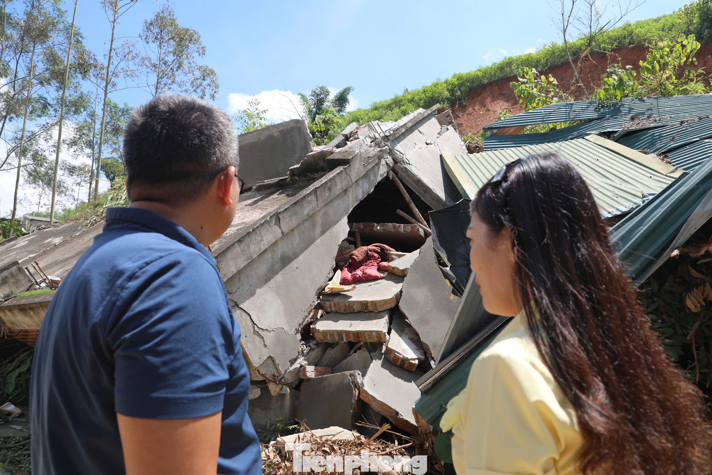 Sáng 28/9, đoàn thiện nguyện báo Tiền Phong đã đến xã Tân Minh, huyện Đà Bắc thăm hỏi gia đình có 4 người tử vong do cơn bão số 3 vừa qua.