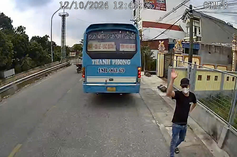 Ngày 12/10, xe khách Thanh Phong BKS 18B-003.69 có dấu hiệu chặn đầu xe Mỹ Anh.