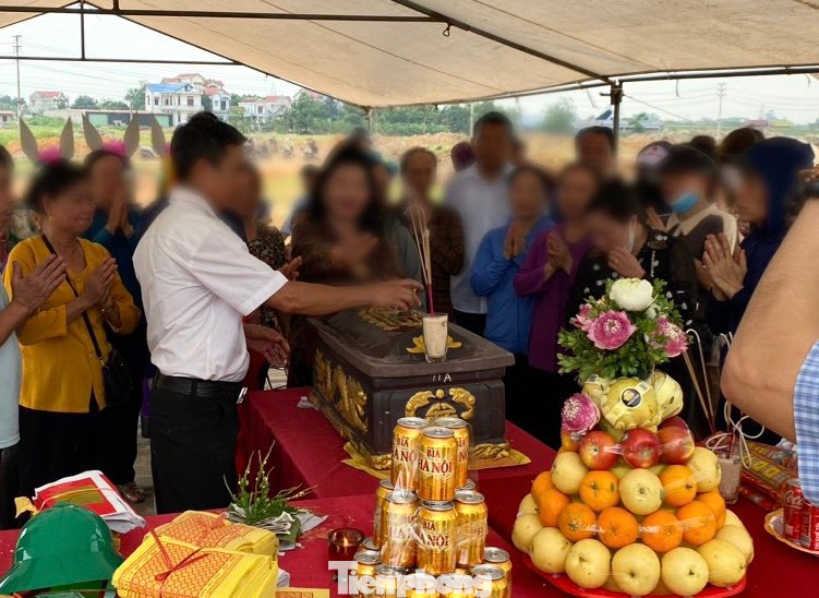 Một phần mộ của liệt sĩ Lê Văn Thư đã được tìm thấy sau hơn 3 tháng tìm kiếm.