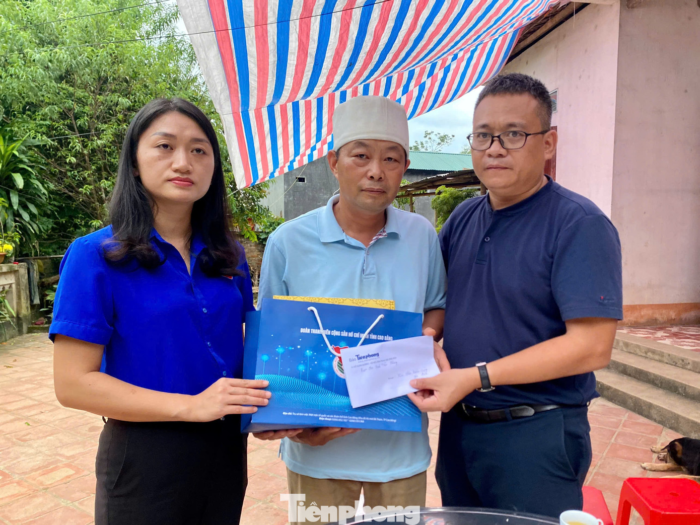 “Hôm đó, hai mẹ con đi xe khách về thăm ông bà ngoại. Không ngờ lại gặp nạn, hai mẹ con lại ra đi mãi mãi trong chuyến xe đó. Họ đã tìm thấy vợ con tôi sau 3 hôm. Chỉ trong một chuyến đi ngắn, tôi đã mất cả vợ và con gái, cuộc sống từ đây trở nên trống rỗng và vô định”, anh Dương đau xót nói. Anh Dương buồn nhất là nhà có hai người mất nhưng theo phong tục địa phương, chỉ được để một bàn thờ trong nhà và con gái anh không có bàn thờ riêng.