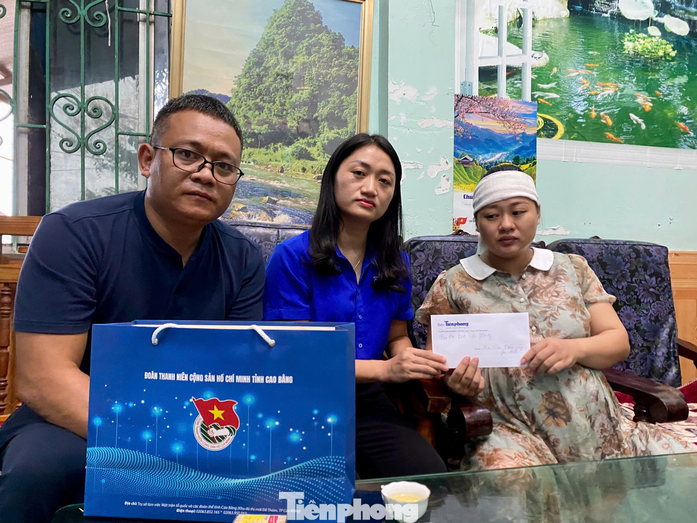 Nhà báo Hồ Sỹ Lực - Phó ban Bạn đọc báo Tiền Phong cùng đồng chí Triệu Thanh Dung - Bí thư Tỉnh đoàn Cao Bằng chia sẻ, tặng quà gia đình chị Hồng.