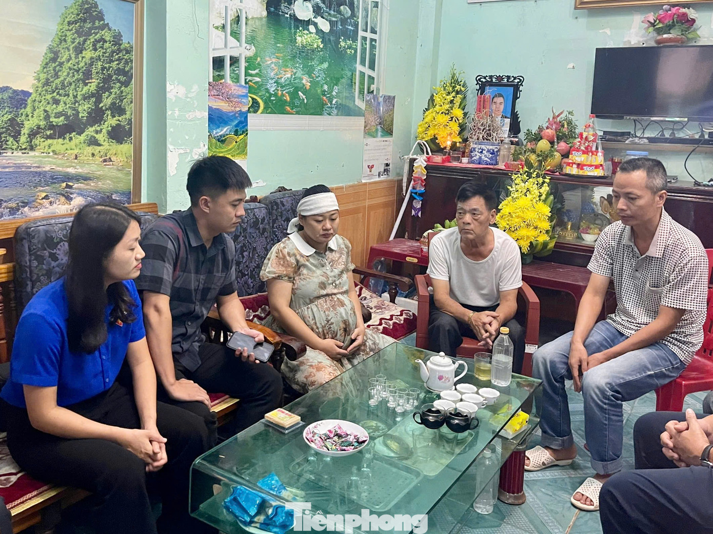 Đoàn thiện nguyện báo Tiền Phong cùng đến chia buồn với gia đình phụ xe khách Lê Văn Thái là một trong 15 người trên chuyến xe khách bị lũ cuốn trôi vừa qua tại Cao Bằng.