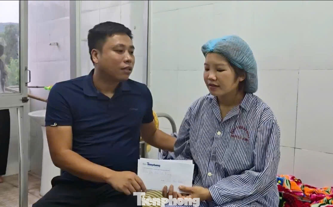 "Tôi nghe tiếng nổ lớn. Chồng tôi giật mình ôm cháu lớn chạy kịp. Tôi chỉ kịp ôm con bé 13 ngày tuổi vào lòng rồi bị trượt đi theo đất. Còn con gái lớn của tôi ngủ với ông bà bị vùi sâu trong đất", chị Dất nghẹn ngào. Chị và con nhỏ sau đó được đưa xuống BV đa khoa huyện Nguyên Bình điều trị ngay sau đó. Nhà cửa gia đình chị bị vùi lấp, bố mẹ và con gái được địa phương đưa đi chôn cất, chưa lập bàn thờ.