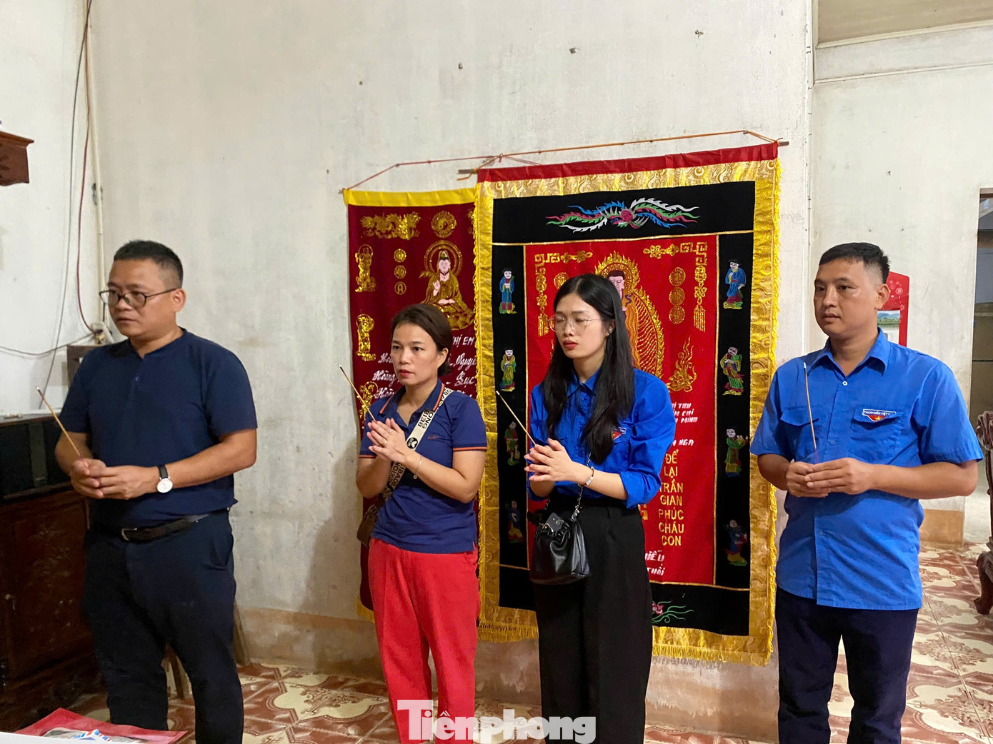 Đoàn đến thăm gia đình anh Nguyễn Đức Dương, vợ và con gái anh cũng là hành khách trong chuyến xe xấu số trên đã tử vong.