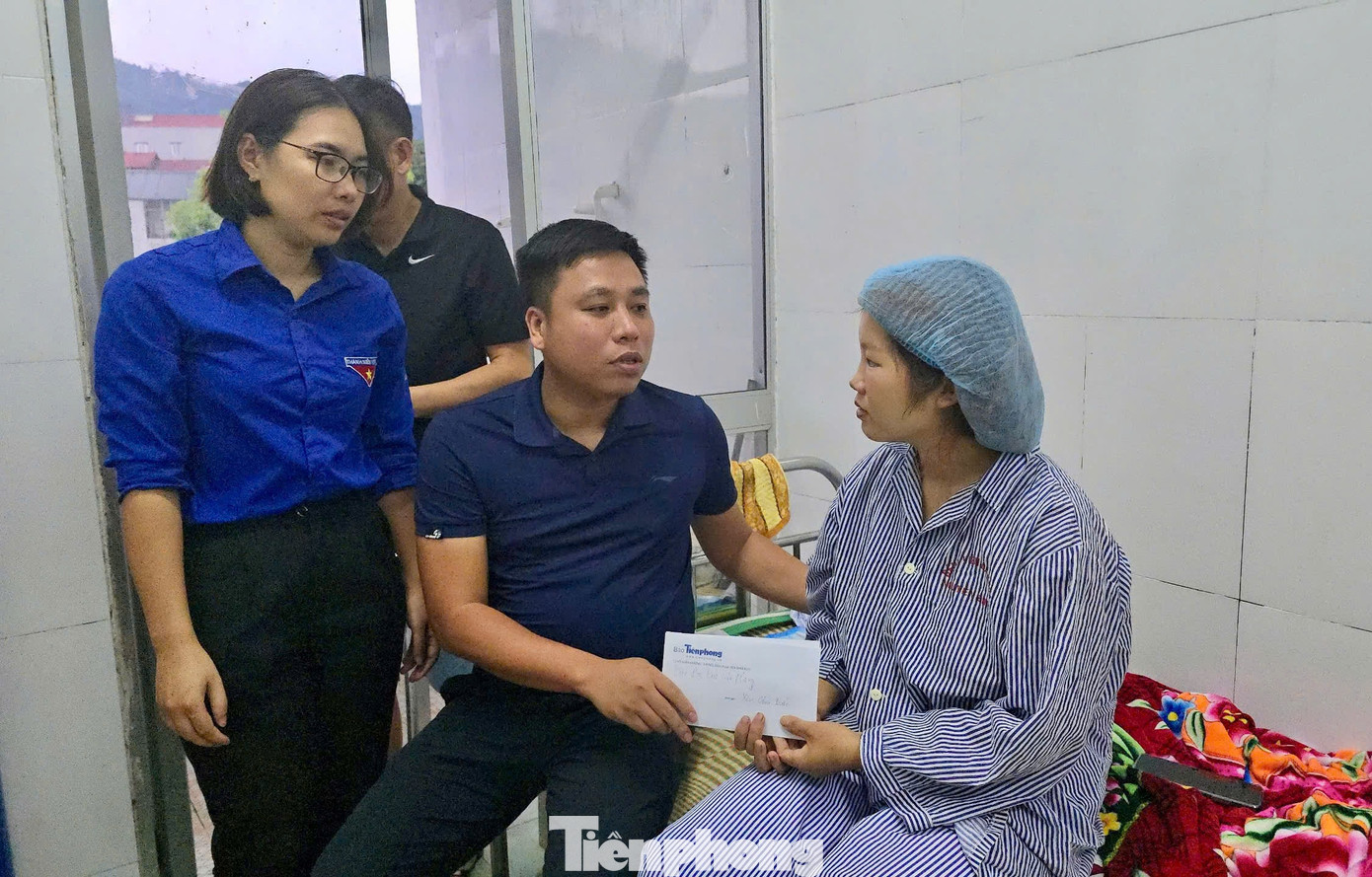 Đoàn đến thăm gia đình anh Đặng Dào Quyên và chị Triệu Mùi Dất đang điều trị tại bệnh viện đa khoa huyện Nguyên Bình. Gia đình anh Quyên có 8 người, sau vụ sạt lở bố mẹ và con gái lớn của anh đã ra đi mãi mãi.