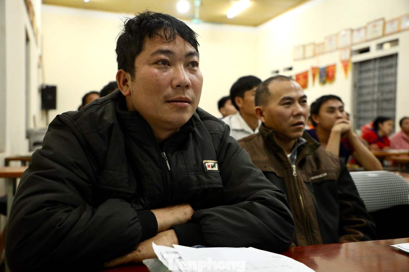 Dù nhà xa nhưng anh Hoàng Văn Bằng (39 tuổi) vẫn cố gắng đến lớp học đầy đủ. “Nhà cách lớp khoảng 7km nên tôi phải từ sớm. Nhiều hôm đi làm về muộn quá, không kịp tắm rửa, ăn cơm đã phải đi học rồi. Tôi rất muốn học để biết chữ”, anh Bằng nói.