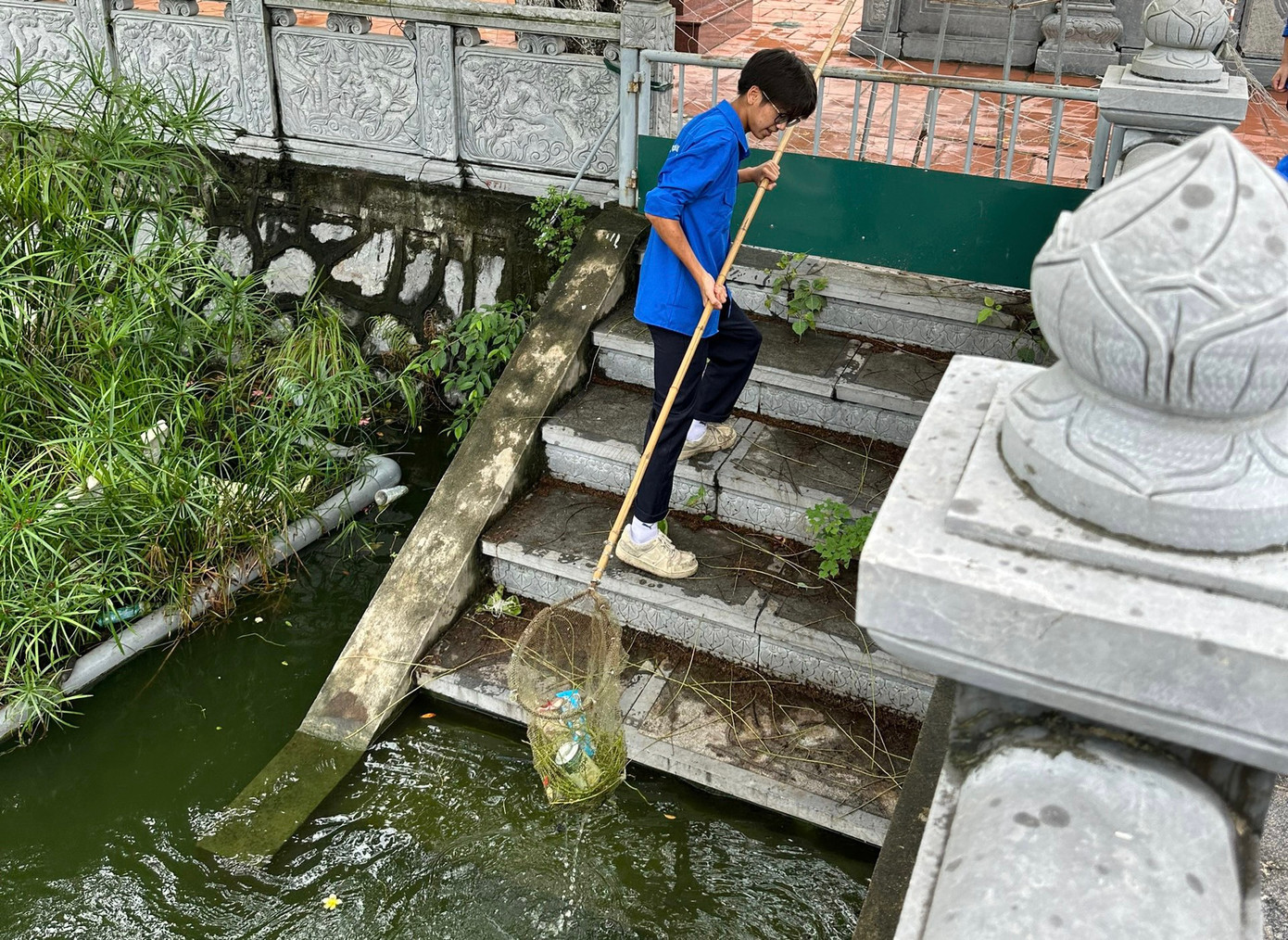 Cây cỏ trong ao làng cũng được các đoàn viên thu dọn.