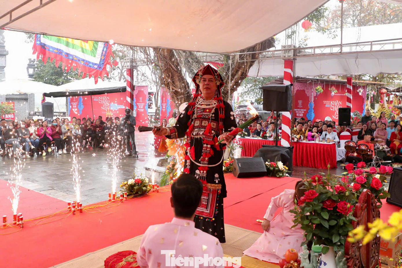 Hầu đồng có tất cả 36 vở diễn xướng, tục gọi là 36 giá đồng, mỗi giá nói về huyền tích của một vị thánh, làm nghi lễ nhảy, múa, ban lộc, phán truyền...