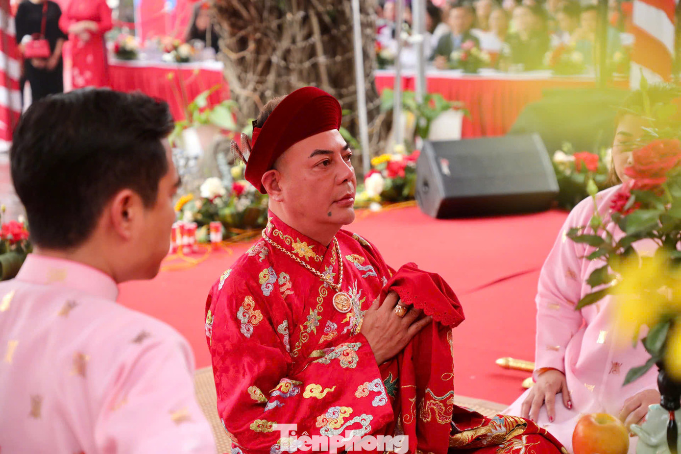 Nghệ nhân Vũ Anh Tuấn, thành viên câu lạc bộ bảo tồn văn hóa tín ngưỡng thờ Mẫu của người Việt (TP Tuyên Quang), thủ nhang đền Hạ, đền Kiếp Bạc, đã mở đầu buổi trình diễn với giá hầu Chúa Bà Đông Cuông và Quan Lớn Đệ Nhị Thượng Ngàn.