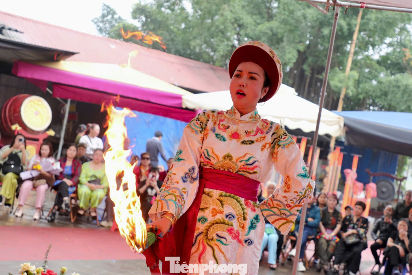 Trong hai ngày diễn ra sự kiện, các nghệ nhân sẽ trình diễn nhiều giá đồng đặc sắc, mang đến những tiết mục hát văn ca ngợi quê hương, đất nước, các vị anh hùng dân tộc.