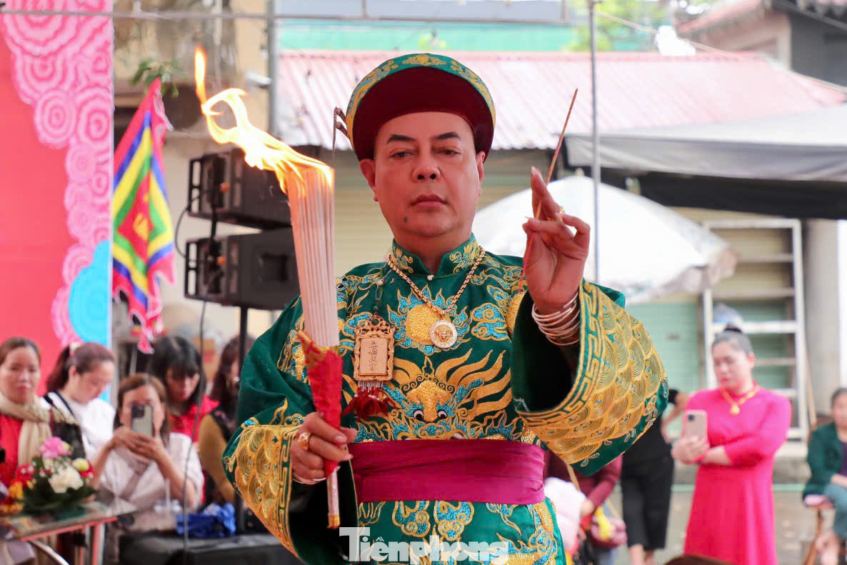 Những người đứng giá hầu đồng gọi chung là thanh đồng - người trực tiếp thực hành nghi lễ hầu đồng.