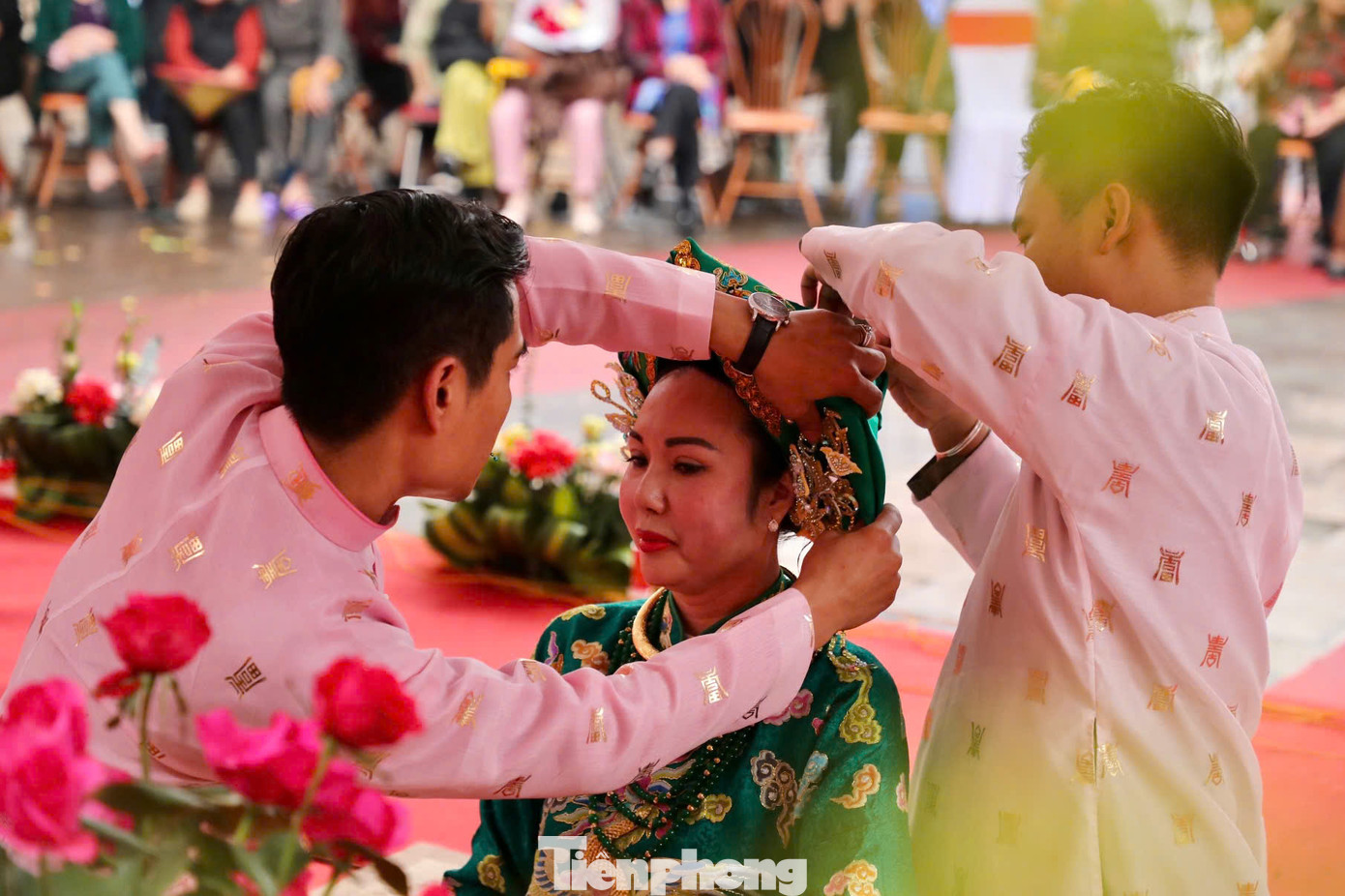 Đội hầu dâng nhanh chóng thay y phục, chỉnh khăn áo, cài trâm ngọc cho Thanh đồng Kiều Lệ Nga. Trang phục rực rỡ, biến hóa theo từng giá hầu, phản ánh thần thái và uy quyền của các vị thánh trong tín ngưỡng thờ Mẫu.