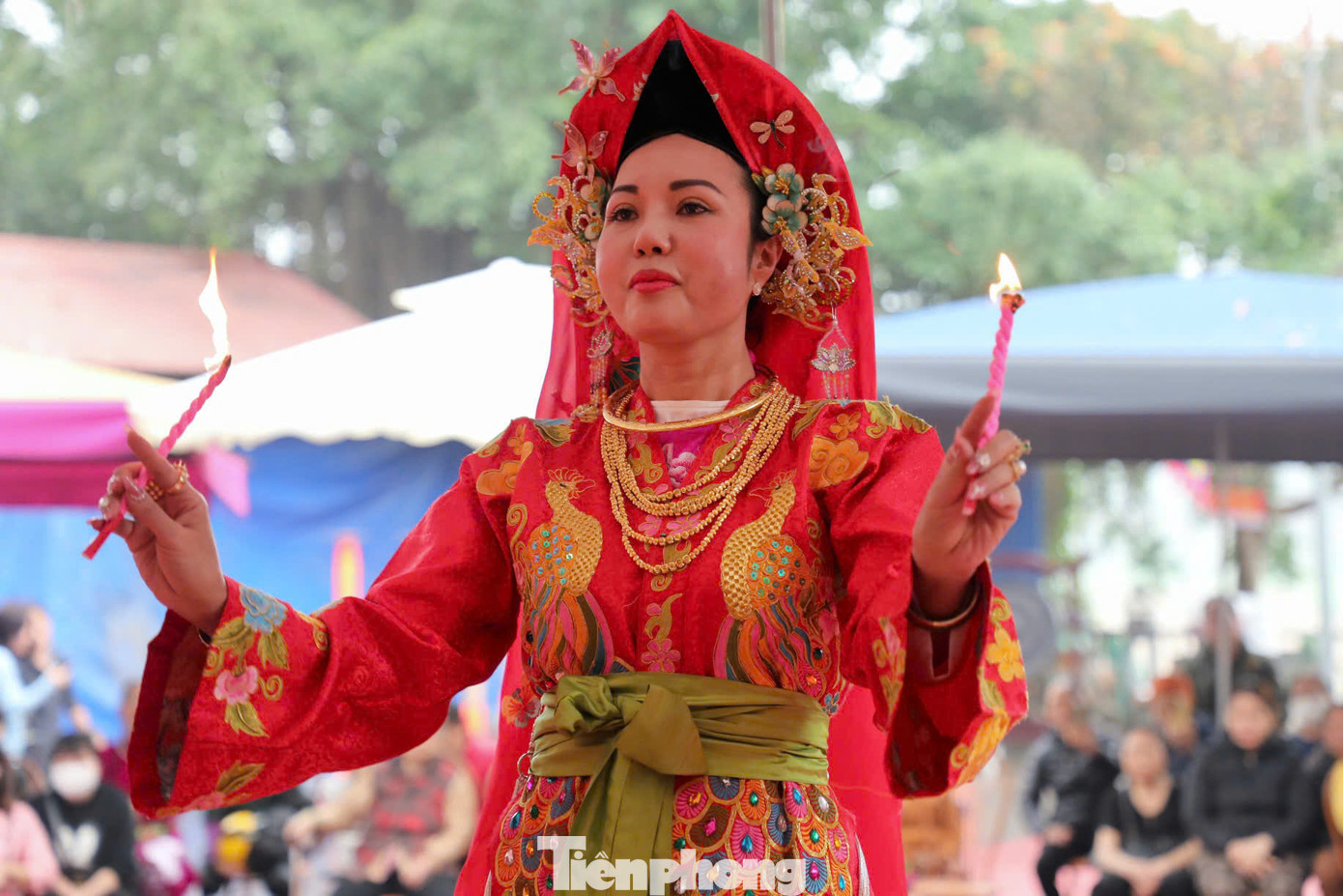 Tiếp nối, Thanh đồng Kiều Lệ Nga, thủ nhang đền Ỷ La (TP Tuyên Quang) thực hiện giá hầu Chúa Bà Đệ Nhất Tây Thiên, Quan Lớn Đệ Tam và Chầu Đệ Nhị Thượng Ngàn.