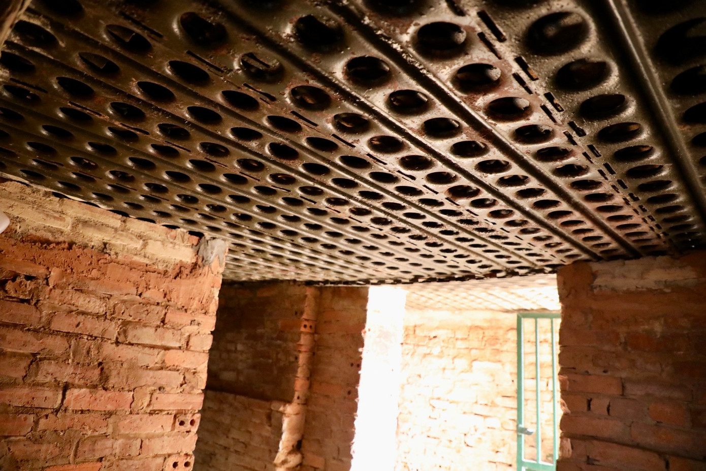 Diện tích hầm khoảng 18m2 và được chia thành 2 ngăn, trong đó một ngăn là nơi làm việc của bộ phận thông tin điện đài. Hầm có hai cửa lên xuống, bốn bên là tường gạch kiên cố, mái hầm được đổ bê tông dày.