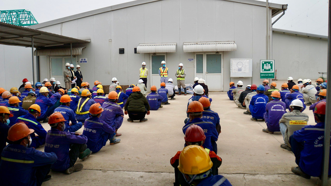 Việc đưa dự án về đích đúng thời hạn, là sự nỗ lực rất lớn của nhà thầu và các đơn vị thi công. Bởi sau khi triển khai, dự án đã vấp phải nhiều yếu tố khách quan, chủ quan khiến công việc đình trệ, chậm tiến độ. Tính ra, phải đến đầu năm 2022, dự án mới được triển khai suôn sẻ. Trong ảnh: Nhà thầu Cienco4 họp và trao quà động viên cho công nhân tại công trường.