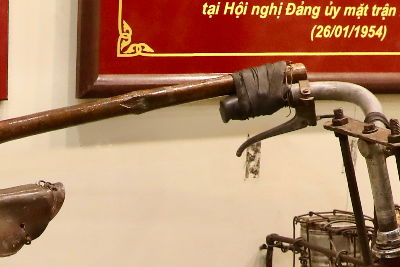 Để có thể thồ được khối lượng lớn, họ đã buộc thêm vào ghi-đông một đoạn tre nhỏ, dài khoảng một mét, gọi là “tay ngai” để điều khiển xe.