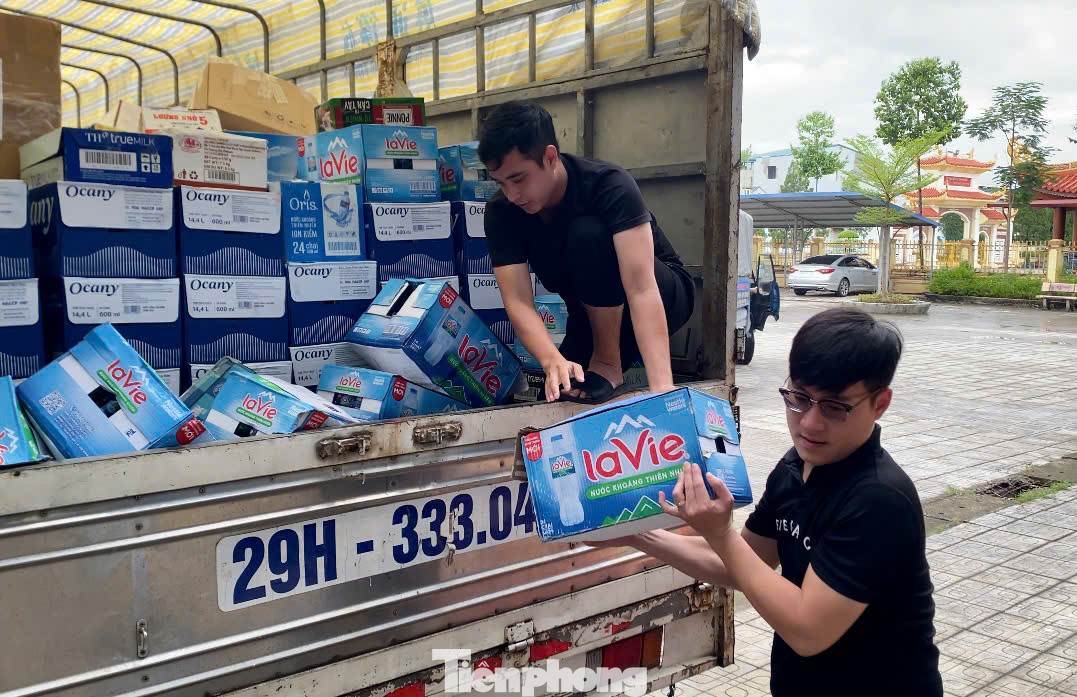 Những nhu yếu phẩm bao gồm khoảng 1000 thùng, bì hàng gồm bánh mỳ, bánh ngọt, sữa, nước uống, áo phao... được trao cho đại diện Tỉnh đoàn Thái Nguyên và MTTQ Việt Nam thành phố Thái Nguyên. Đây là tặng phẩm của Tập đoàn Flamingo, Công ty TNHH Ocany Việt Nam và Đoàn Thanh niên Ngân hàng Trung ương.