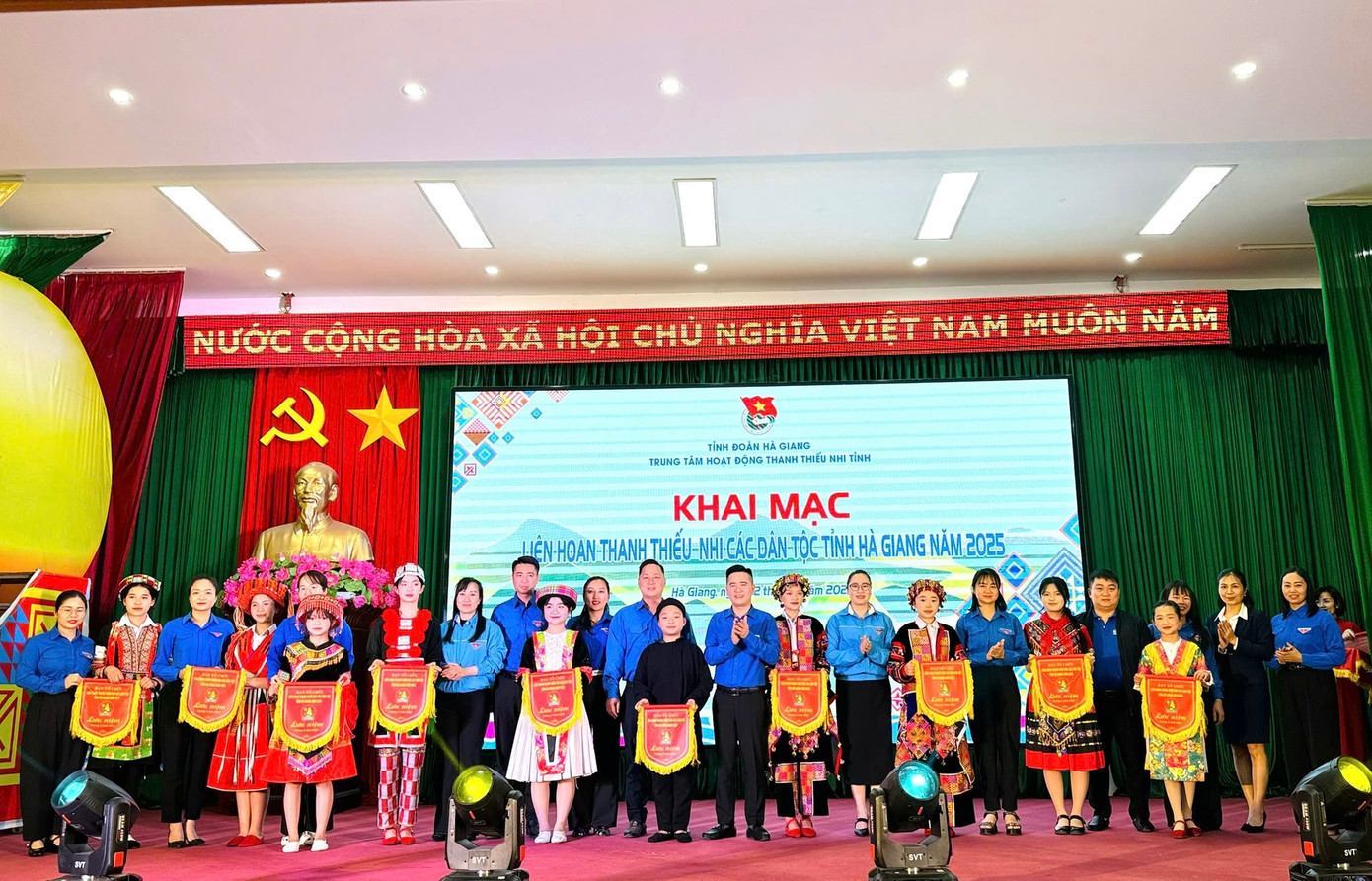 Lãnh đạo Tỉnh Đoàn trao cờ lưu niệm cho các đơn vị tham gia Liên hoan. Lãnh đạo Tỉnh Đoàn trao cờ lưu niệm cho các đơn vị tham gia Liên hoan.