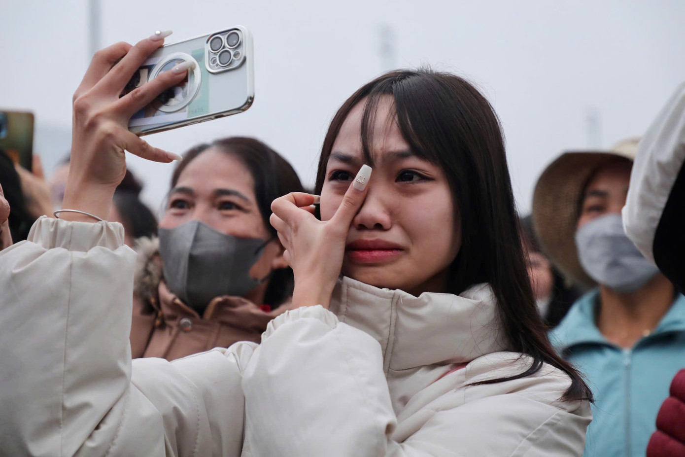 Đặng Tuyết Mai (phường An Tường, TP Tuyên Quang) không cầm được nước mắt khi tiễn người yêu, tân binh Đặng Xuân Cường lên đường nhập ngũ. Cả hai đã gắn bó hơn nửa năm, giờ tạm xa nhau để Cường thực hiện nghĩa vụ. &quot;Mong anh giữ gìn sức khỏe, hoàn thành tốt nhiệm vụ. Em sẽ là hậu phương vững chắc, chờ anh trở về&quot;, Tuyết Mai nghẹn ngào.