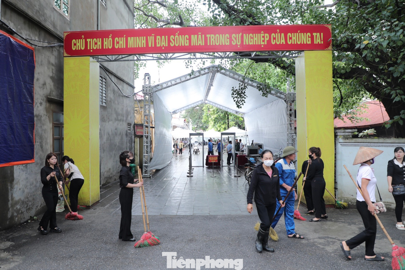 Đoàn viên, thanh niên cùng các thành viên trong Hội Phụ nữ địa phương tích cực dọn dẹp, vệ sinh đường làng, ngõ xóm và các điểm thờ tự, nhà văn hóa… để phục vụ Quốc tang Tổng Bí thư.