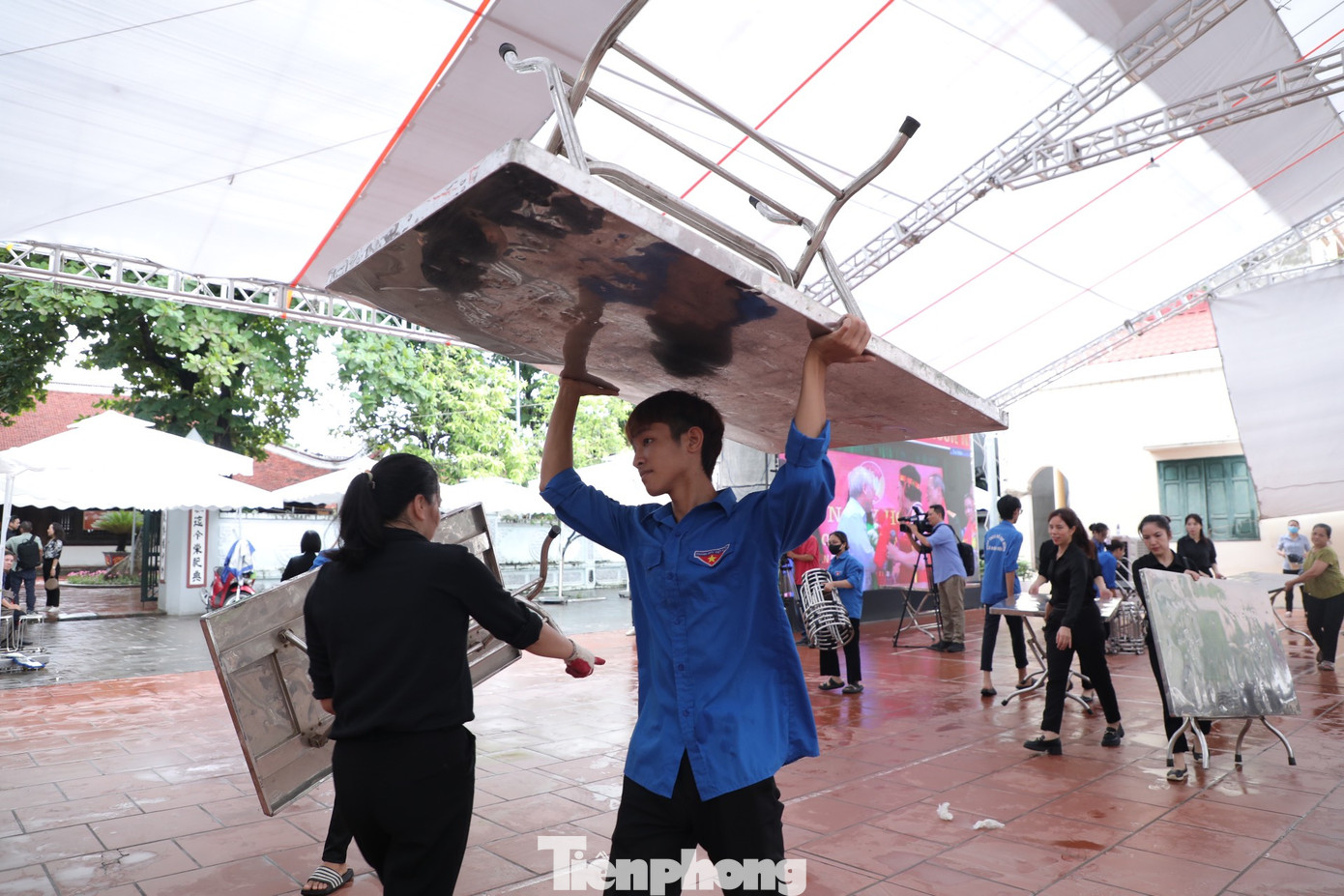 Đoàn viên, thanh niên cùng các thành viên trong Hội Phụ nữ địa phương tích cực dọn dẹp, vệ sinh đường làng, ngõ xóm và các điểm thờ tự, nhà văn hóa… để phục vụ Quốc tang Tổng Bí thư.