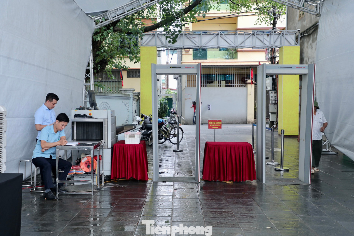 Khu vực kiểm tra an ninh được kiểm soát chặt chẽ.