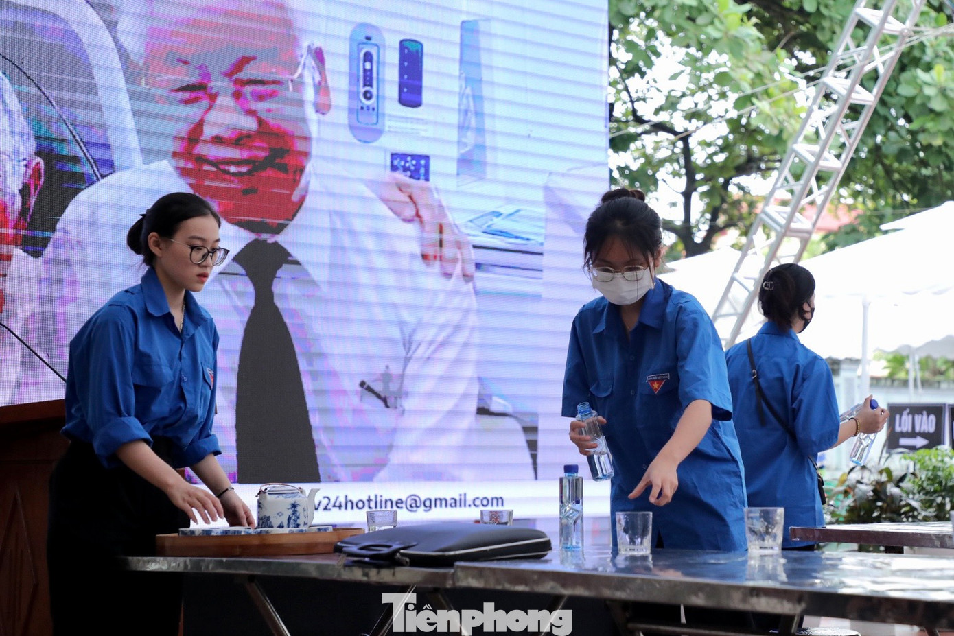 Đoàn viên, thanh niên cùng các thành viên trong Hội Phụ nữ địa phương tích cực dọn dẹp, vệ sinh đường làng, ngõ xóm và các điểm thờ tự, nhà văn hóa… để phục vụ Quốc tang Tổng Bí thư.