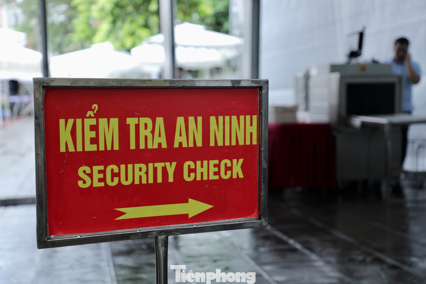 Khu vực kiểm tra an ninh được kiểm soát chặt chẽ.