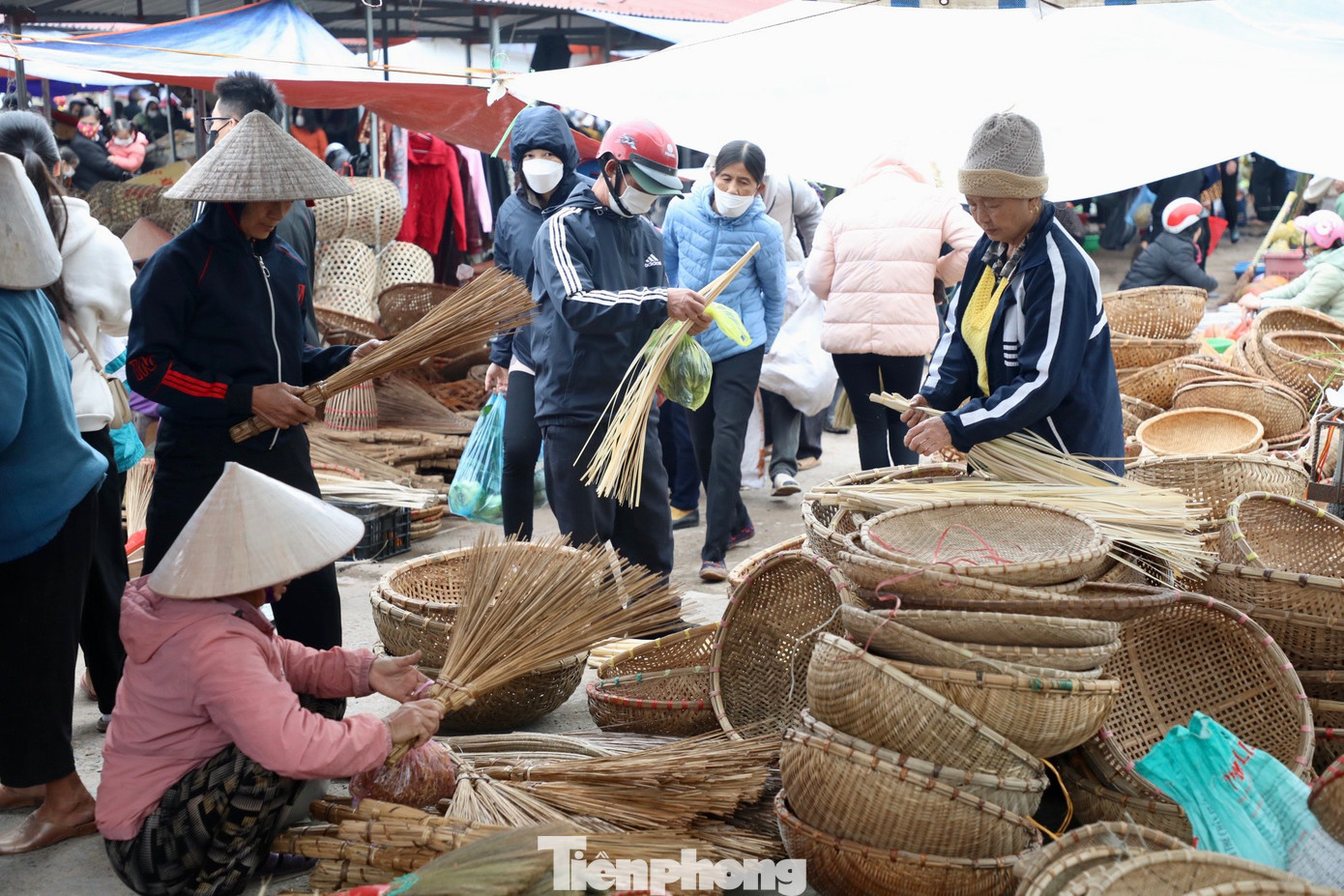 Chợ Bể họp 6 phiên buổi sáng vào các ngày tư, tám Âm lịch trong tháng. Cụ thể, là ngày mùng bốn, mùng tám, mười bốn, mười tám, hai mươi bốn và hai mươi tám Âm lịch. Mỗi phiên, chợ thu hút hàng nghìn người tham gia mua bán.