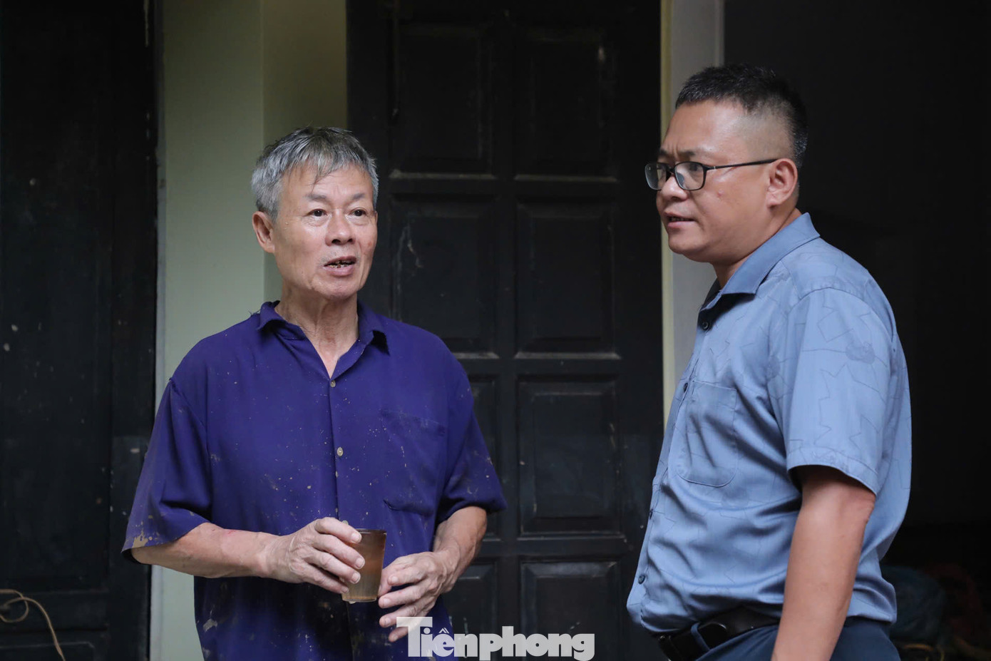 Nước ngập sâu đến bụng, ông Cương và người nhà rút lên tầng hai sinh hoạt. Hằng ngày nhận nhu yếu phẩm, cơm từ bên ngoài chuyển vào. Chiều nay, khi nước rút, cả nhà ông xúm lại dọn dẹp bùn đất.