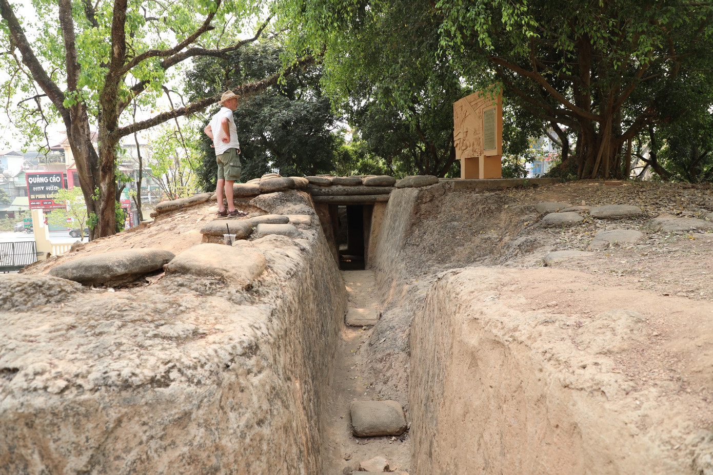 Lô cốt "cây đa cụt" là vị trí tham quan đầu tiên của di tích. Lô cốt này bị Đại đội 671 (thuộc Tiểu đoàn 251, Trung đoàn 174, Đại đoàn 316) của ta đánh chiếm lúc 1h30 ngày 7/5/1954.