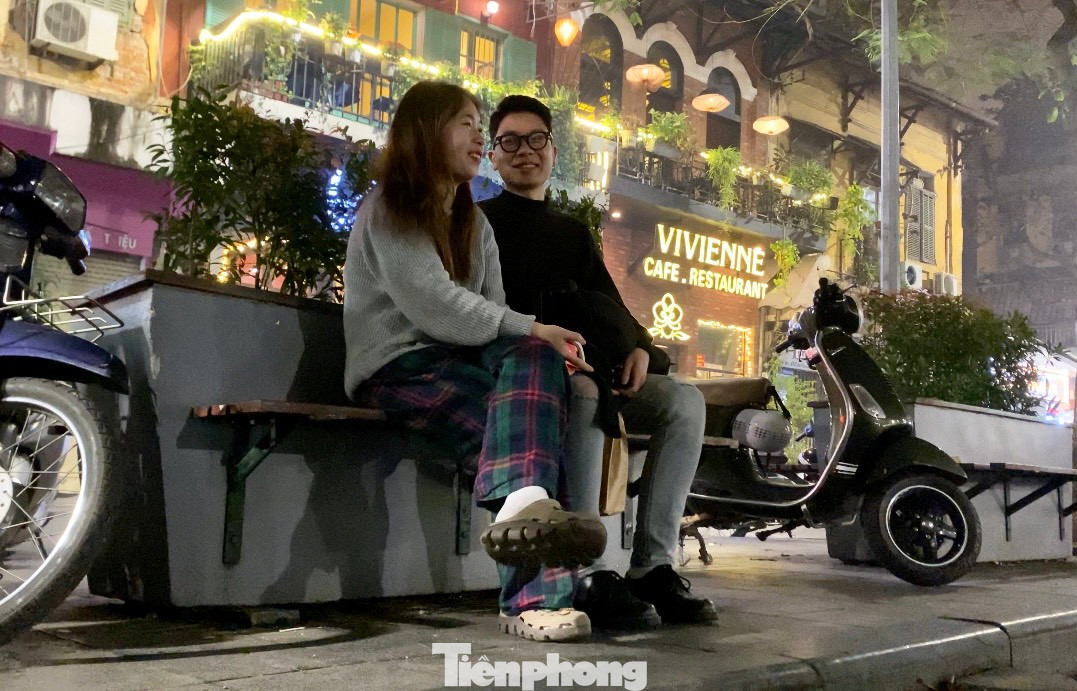 Phong cách đi dép đeo tất được nhiều bạn trẻ yêu thích. Phong cách đi dép đeo tất được nhiều bạn trẻ yêu thích.