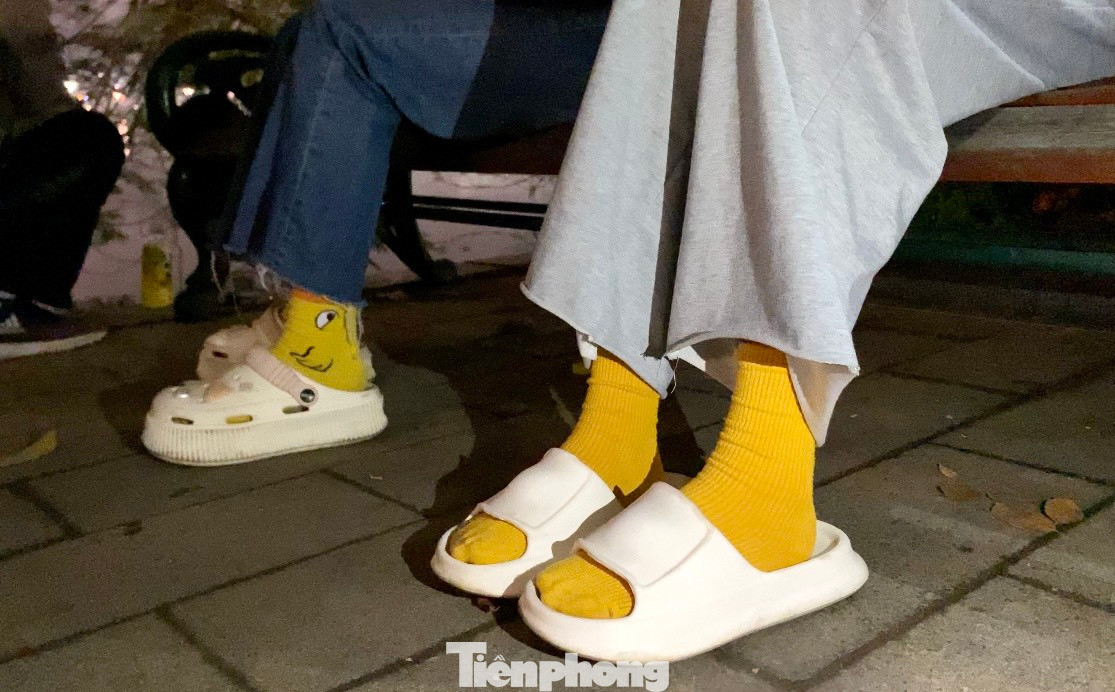 Dép trắng, tất vàng sẽ làm nổi bật cả trang phục. Dép trắng, tất vàng sẽ làm nổi bật cả trang phục.