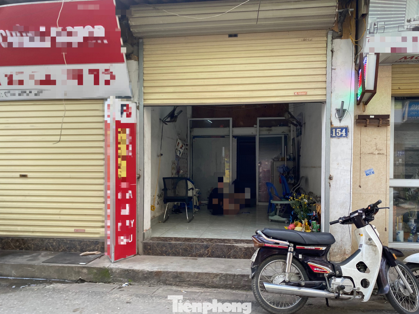 Theo đại diện công an quận Hoàng Mai, lãnh đạo công an quận chỉ đạo, nếu phường nào trên địa bàn có cửa hàng kinh doanh trò chơi điện tử trá hình thì cán bộ quản lý địa bàn và chỉ huy cơ quan công an phường phải chịu trách nhiệm trước ban chỉ huy công an quận. Trong ảnh là một địa điểm tại quận Hoàng Mai đã ngừng hoạt động.