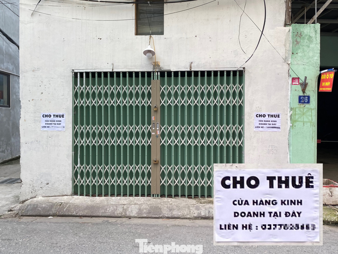 Một tụ điểm tại ngõ 168 đường Kim Giang, trả mặt bằng, dán biển “cho thuê cửa hàng kinh doanh”.
