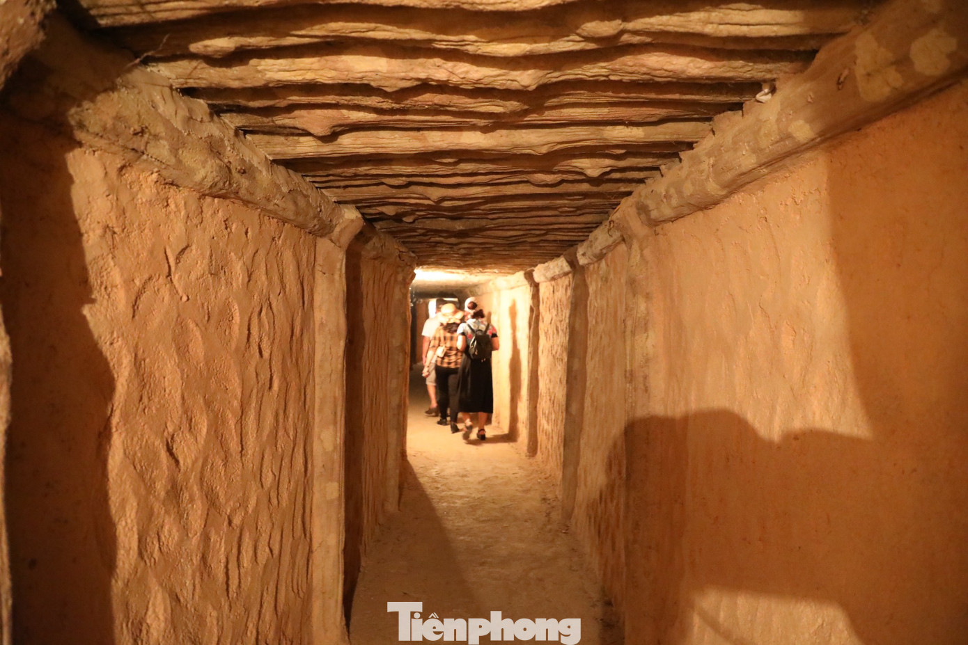 Đường hầm xuyên núi dài 69m, cao 1,70m, rộng từ 1m đến 3m. Từ lán của Đại tướng Võ Nguyên Giáp có thể thông sang lán của Tham mưu trưởng Hoàng Văn Thái và lán cố vấn quân sự Vi Quốc Thanh.