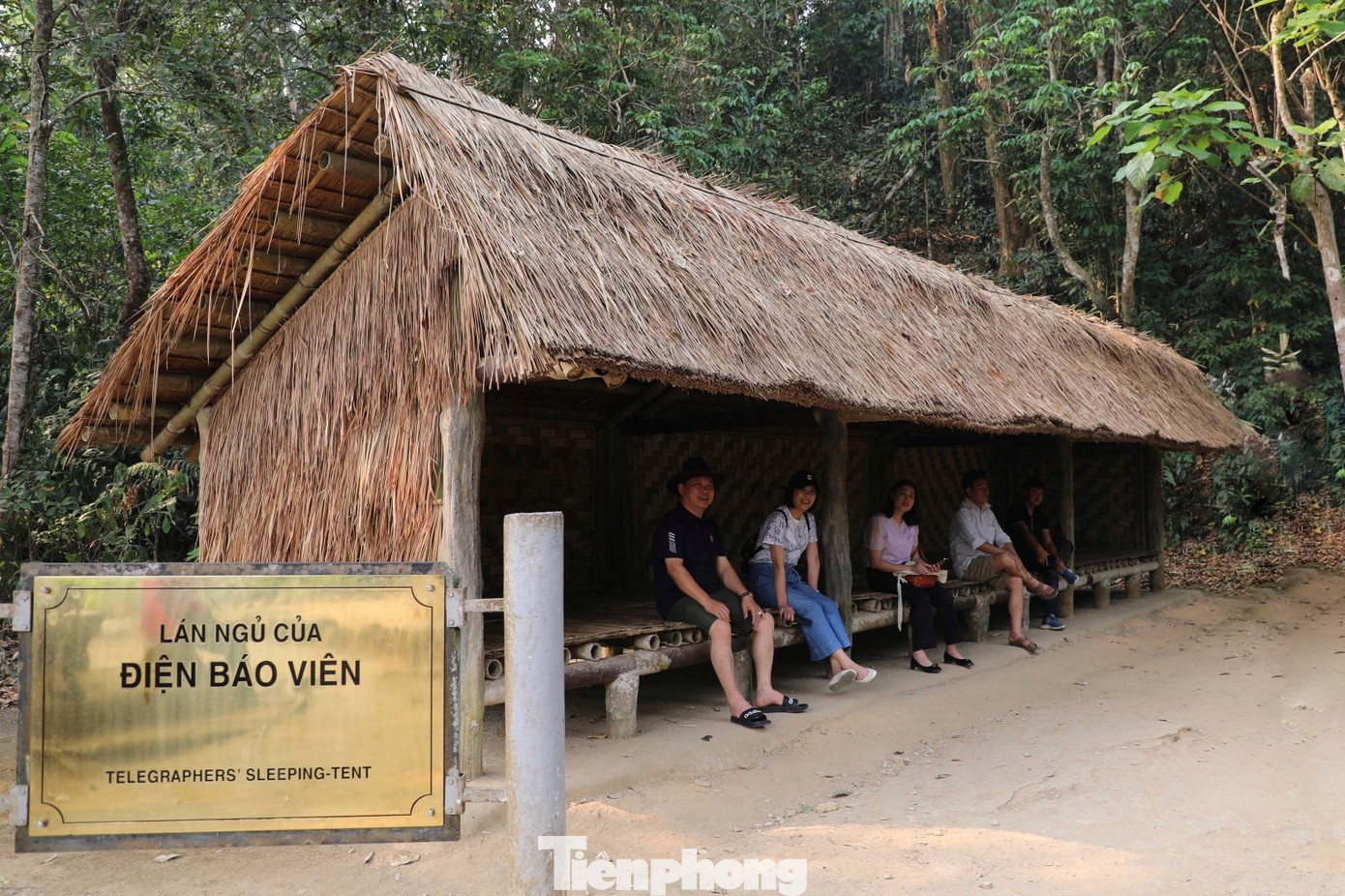 Từ Sở Chỉ huy này, đi lên điểm cao nhất, có thể quan sát toàn bộ thành phố Điện Biên Phủ, thung lũng Mường Thanh và các cứ điểm trước kia của quân Pháp như đồi Him Lam, đồi Độc Lập, đồi D1, đồi C1, đồi A1...