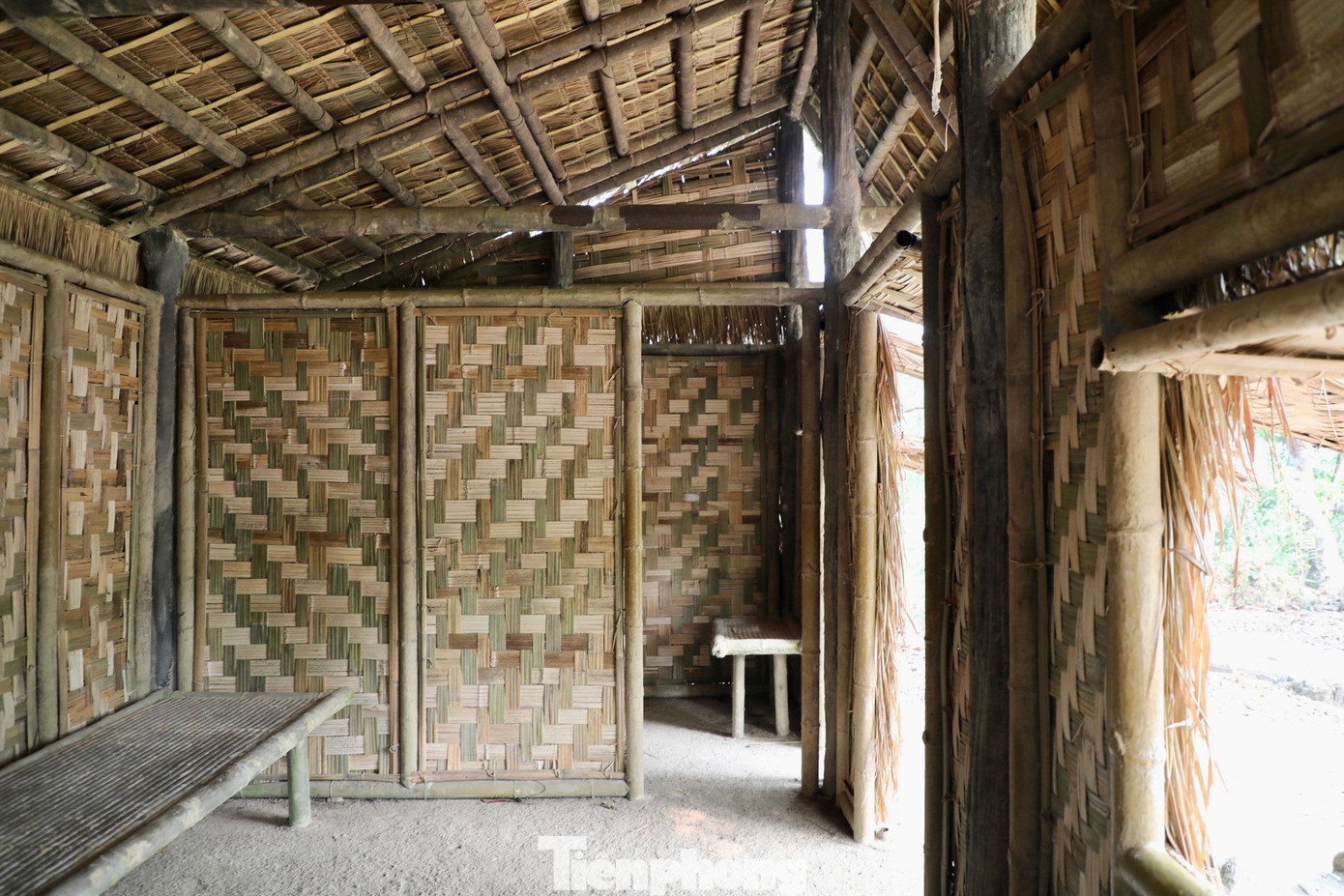 Hình ảnh bên trong lán làm việc của Ban Thông tin liên lạc Chiến dịch Điện Biên Phủ