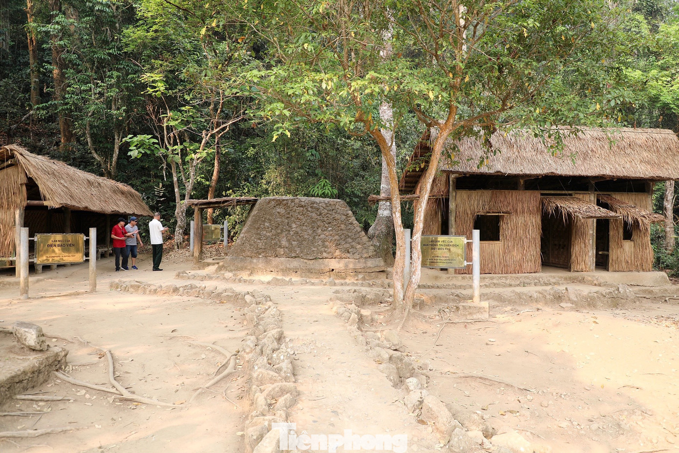 Những lán trại đơn sơ làm bằng tre nứa trong di tích Sở Chỉ huy Chiến dịch Điện Biên Phủ được bảo tồn tại di tích