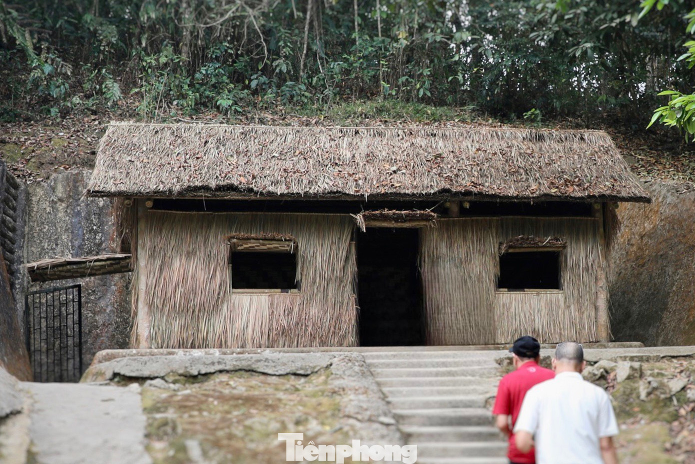 Nếu không được giới thiệu trước, ít ai có thể hình dung chiếc lán đơn sơ này chính là nơi Đại tướng, Tổng Tư lệnh Võ Nguyên Giáp từng ở và làm việc trong Sở Chỉ huy.
