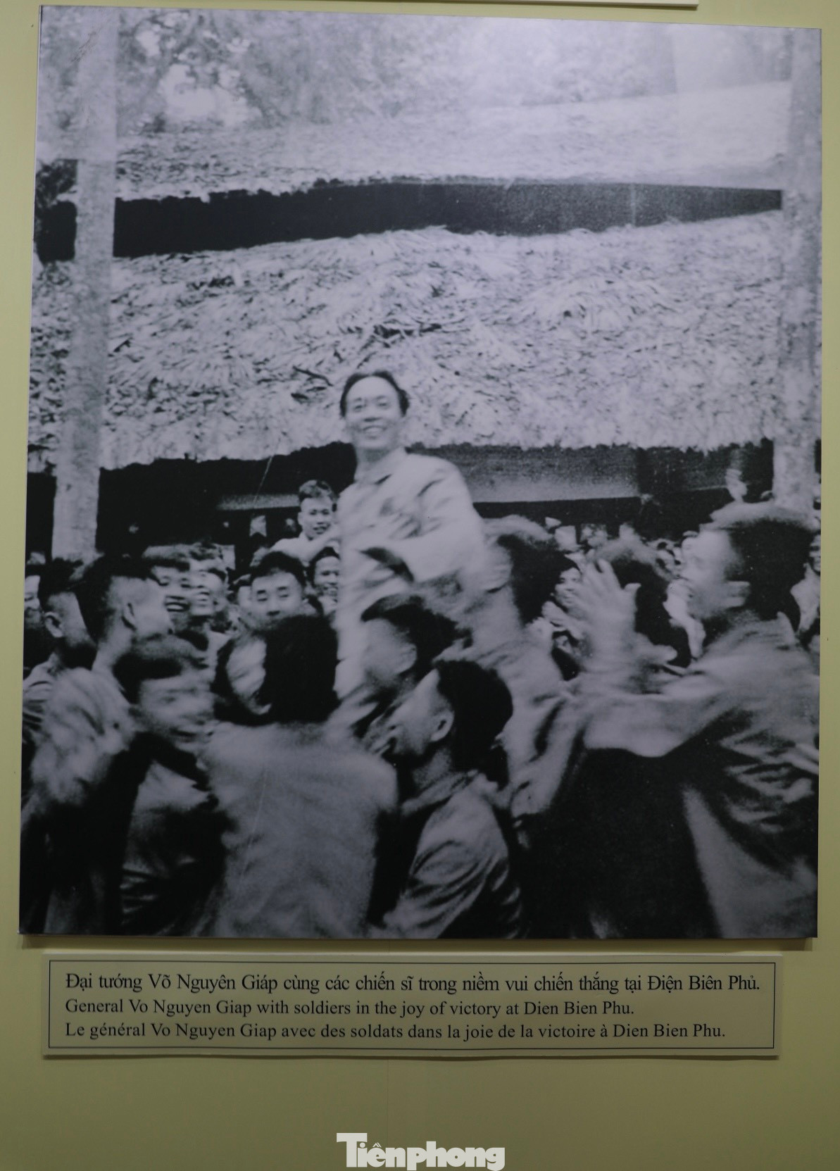 Đại tướng Võ Nguyên Giáp cùng các chiến sĩ trong niềm vui chiến thắng tại Điện Biên Phủ.
