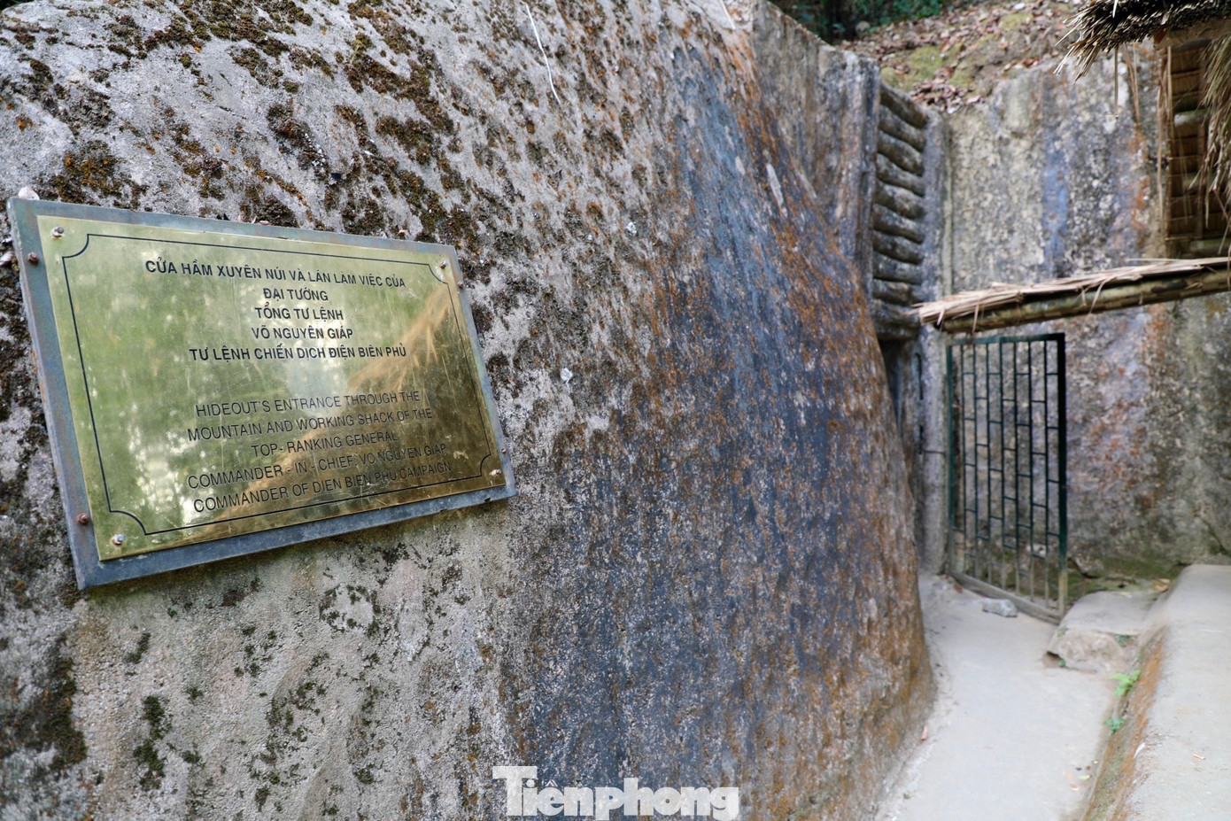 Bên cạnh nơi ở và làm việc của Đại tướng là căn hầm trú ẩn được đào xuyên qua lòng núi. Mỗi khi có máy bay hoặc chiến sự, Đại tướng sẽ xuống hầm để chỉ huy.