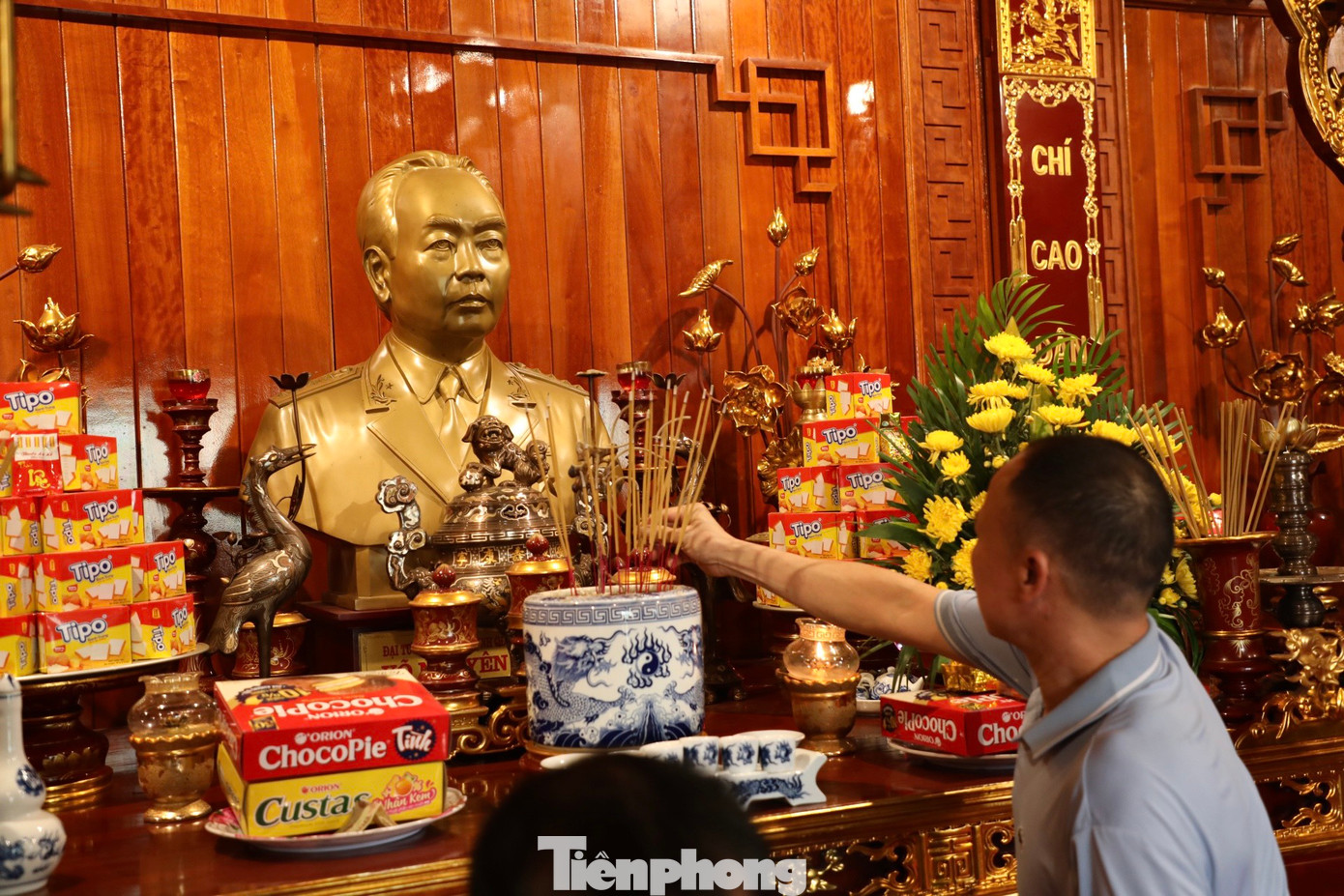 Cũng tại khu di tích Sở Chỉ huy Chiến dịch Điện Biên Phủ có một khu vực thờ tự Đại tướng Võ Nguyên Giáp.