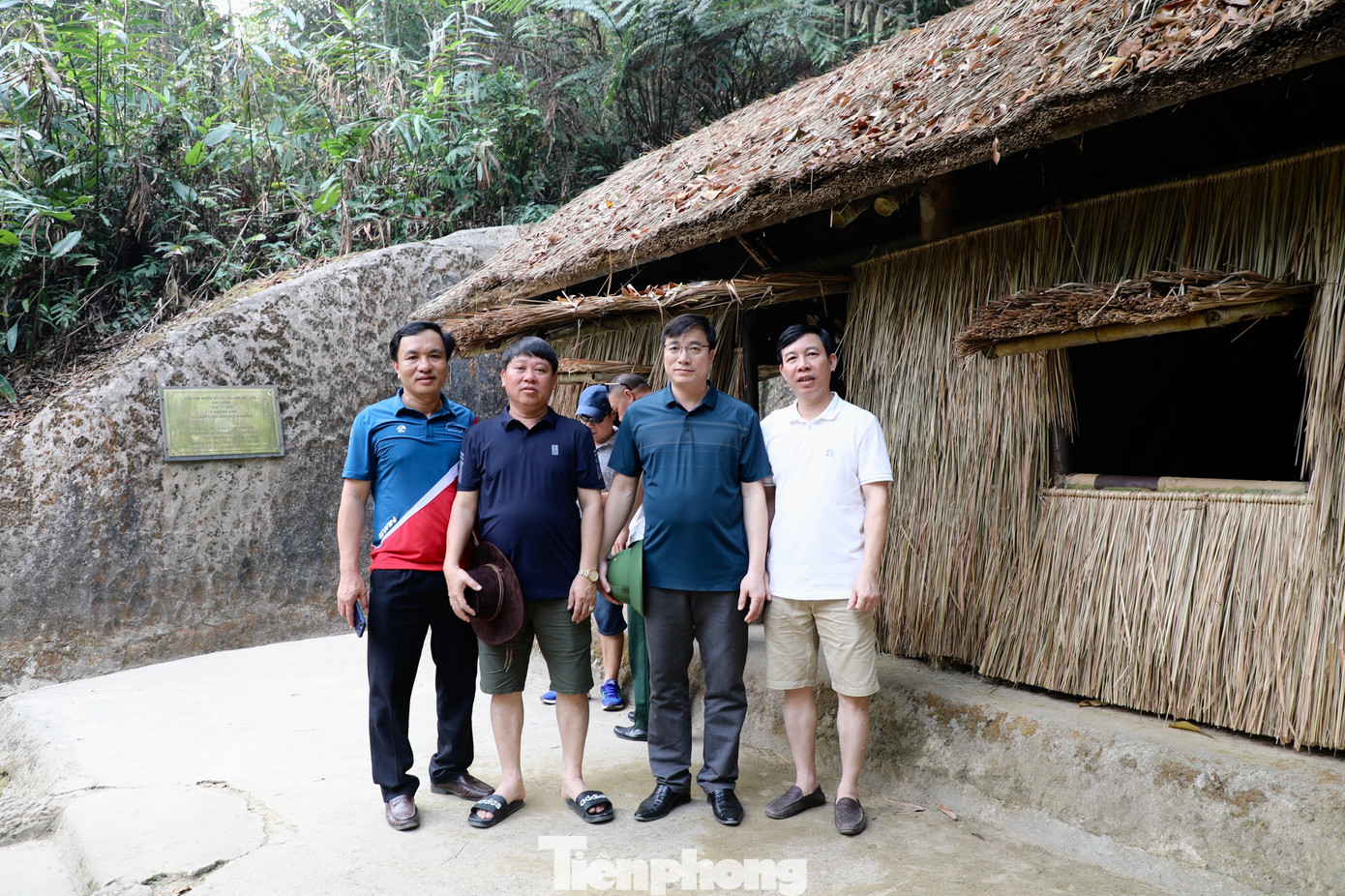 Lán của Đại tướng được nhiều du khách tham quan và chụp ảnh kỷ niệm.