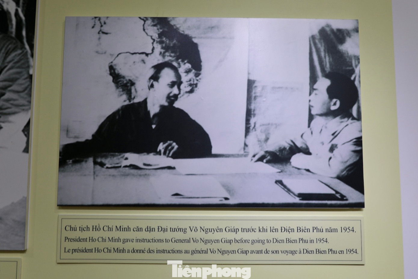 Hình ảnh Chủ tịch Hồ Chí Minh căn dặn Đại tướng Võ Nguyên Giáp trước khi lên Điện Biên Phủ năm 1954 được trưng bày tại di tích.